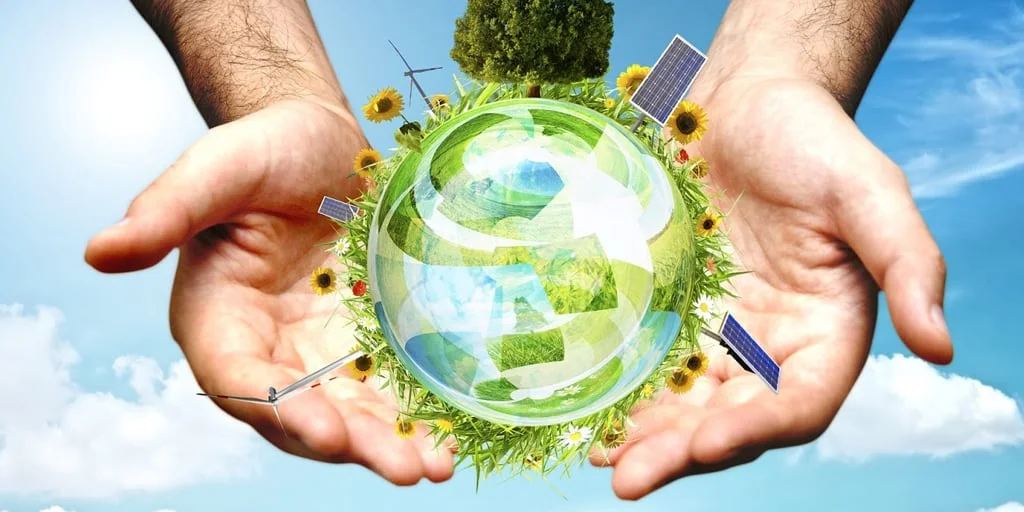 Szklany globus z turbinami wiatrowymi i panelami fotowoltaicznymi trzymany w dłoniach - ilustracja instalacji odnawialnych źródeł energii