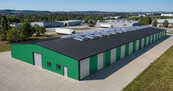 Hala BSE G2/12MW — widok z lotu ptaka, otoczenie zieleni
