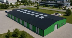Hala BSE G2/6MW — widok od drogi, biurowiec w tle