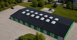 Hala BSE G2/9MW — widok z lotu ptaka, otoczenie zieleni